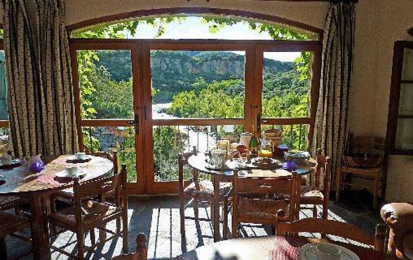 Location de vacances - Gîte à Vieussan - salle panoramique avec vue magnifique sur la belle nature du parc naturel