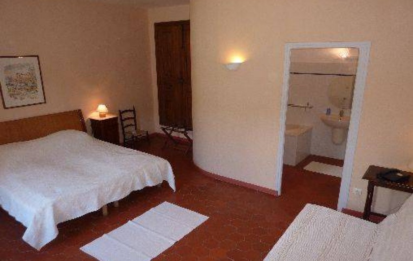 Location de vacances - Gîte à Vieussan - chambre spacieuse et lumineuse du gîte de groupe, parfait vacances familles