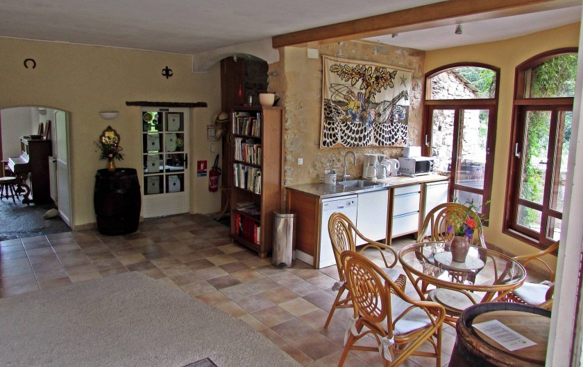 Location de vacances - Gîte à Vieussan - le hall d'accueil convivial pour réunions de famille, cousinades et séminaires