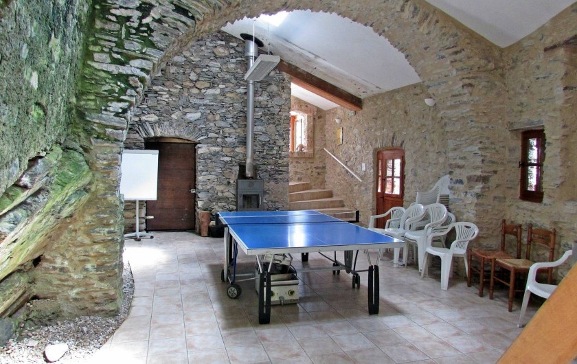 Location de vacances - Gîte à Vieussan - grande salle de ping-pong pour le plaisir des petits et grands du grand gîte