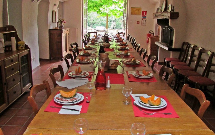 Location de vacances - Gîte à Vieussan - salle à manger avec piano à queue du grand gîte du Domaine de Miravel