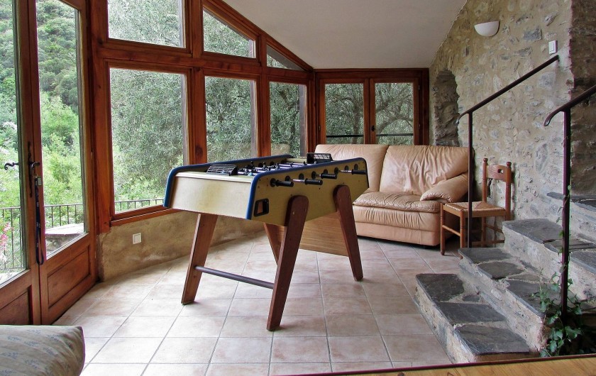 Location de vacances - Gîte à Vieussan - baby-foot dans salle de jeux surplombant rivière et piscine, gîte de groupe