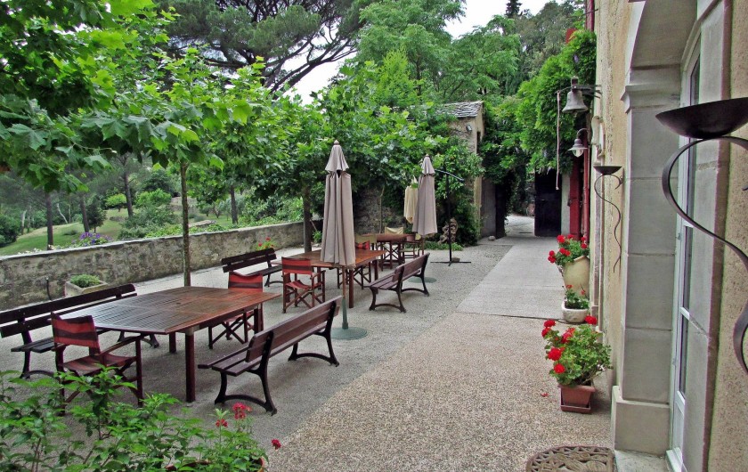 Location de vacances - Gîte à Vieussan - la court du gîte de groupe "Domaine de Miravel", vacances en famille