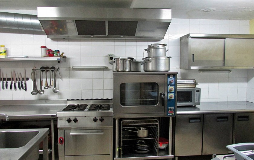 Location de vacances - Gîte à Vieussan - cuisine professionnelle pour confectionner de grands repas pour réunions
