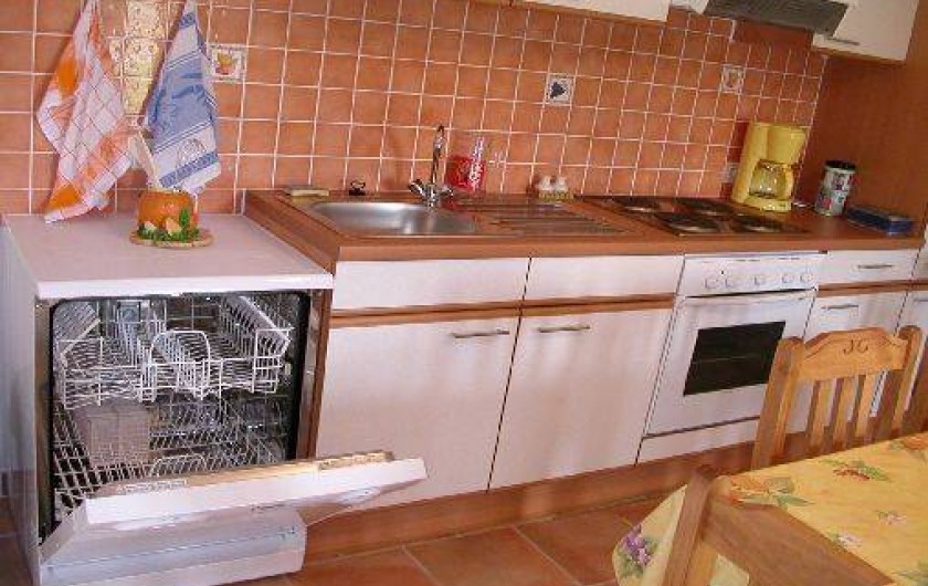 Location de vacances - Gîte à Gagnières - Cuisine avec lave vaisselle