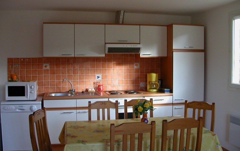 Location de vacances - Gîte à Gagnières - Séjour avec cuisine intégrée toute équipée