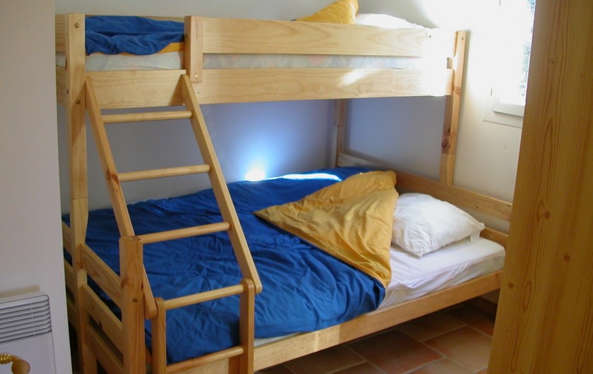 Location de vacances - Gîte à Gagnières - Chambre avec un lit  en 140 superposé d'un lit en 90 = 3 couchages