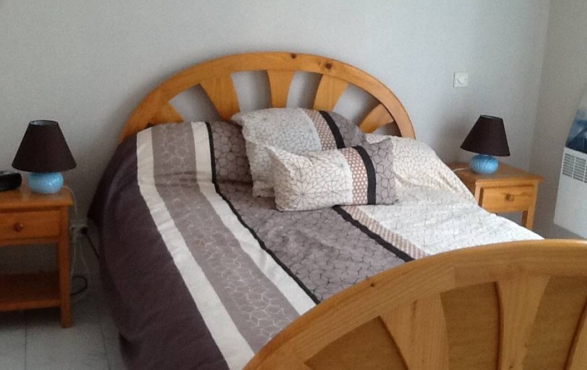 Location de vacances - Villa à Frontignan - Chambre avec lit en 140, grand placard et accès à l'extérieur