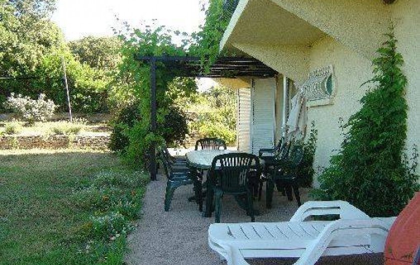 Location de vacances - Appartement à Cargèse - Pergolas et salon de jardin du RDC