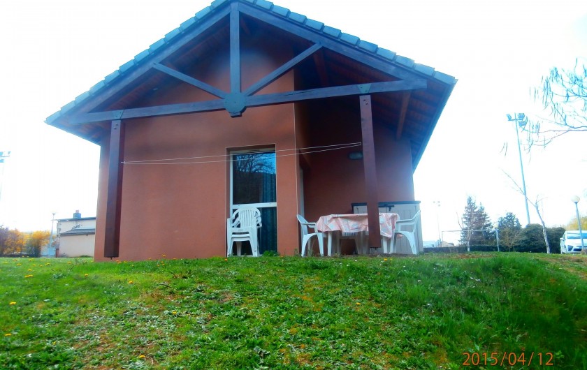 Location de vacances - Chalet à Saint-Geniez-d'Olt - Vue générale avec la terrasse