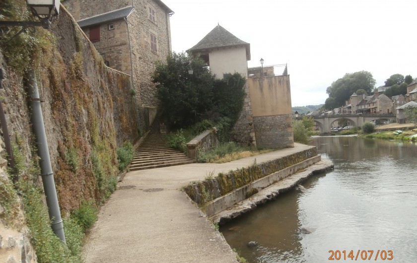 Location de vacances - Chalet à Saint-Geniez-d'Olt - Accès au centre ville en longeant le Lot