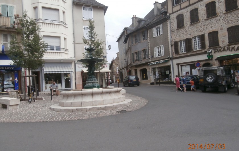 Location de vacances - Chalet à Saint-Geniez-d'Olt - Centre ville à 1/4 h à pied du gite avec boulangerie, tabac presse etc ..