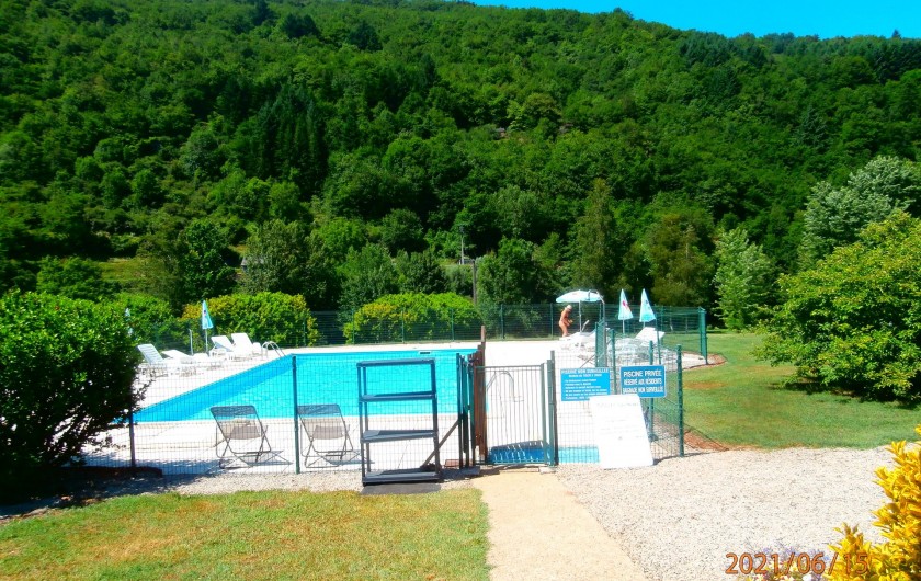 Location de vacances - Chalet à Saint-Geniez-d'Olt - Piscine de la résidence