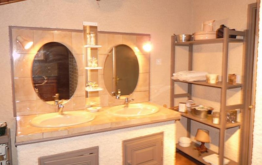 Location de vacances - Villa à Cabriès - Salle de bain côté lavabos