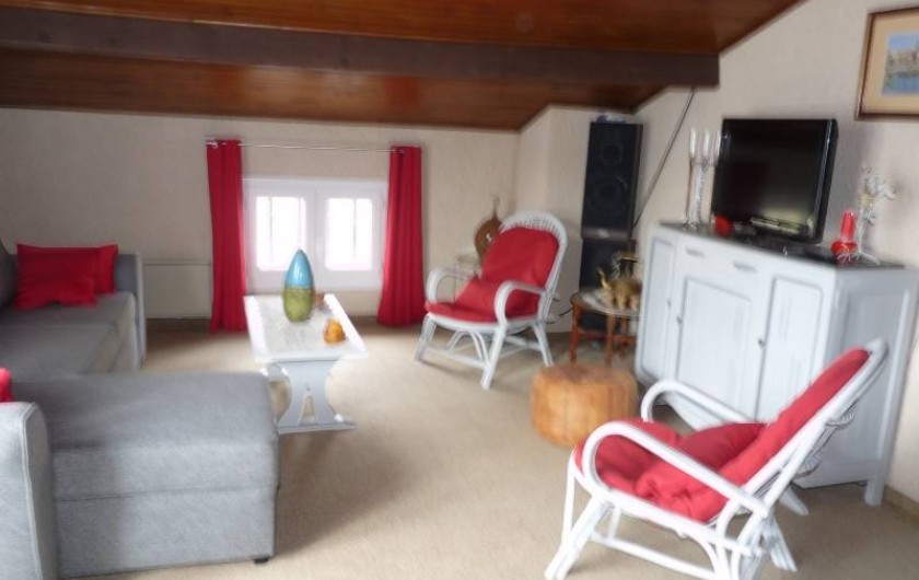 Location de vacances - Villa à Cabriès - Salon avec télévision et canapé convertible