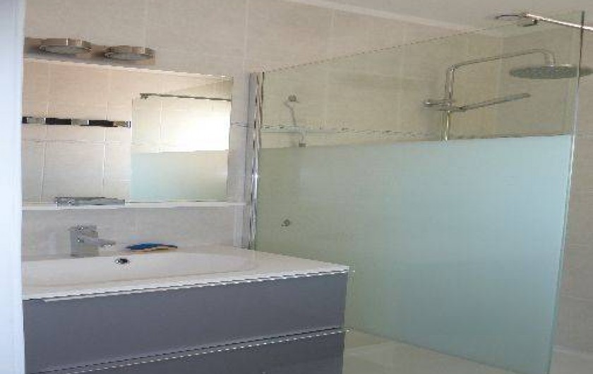 Location de vacances - Appartement à Montescot - salle de douche avec vasque et douche italienne