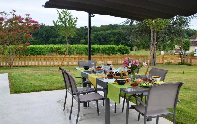 Location de vacances - Gîte à Esclottes - Terrasse gîte "blanc"