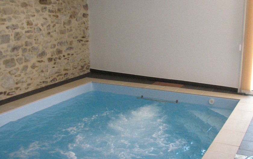 Location de vacances - Gîte à Les Clouzeaux - Piscine intérieure avec système de nage à contre-courant et hydromassages