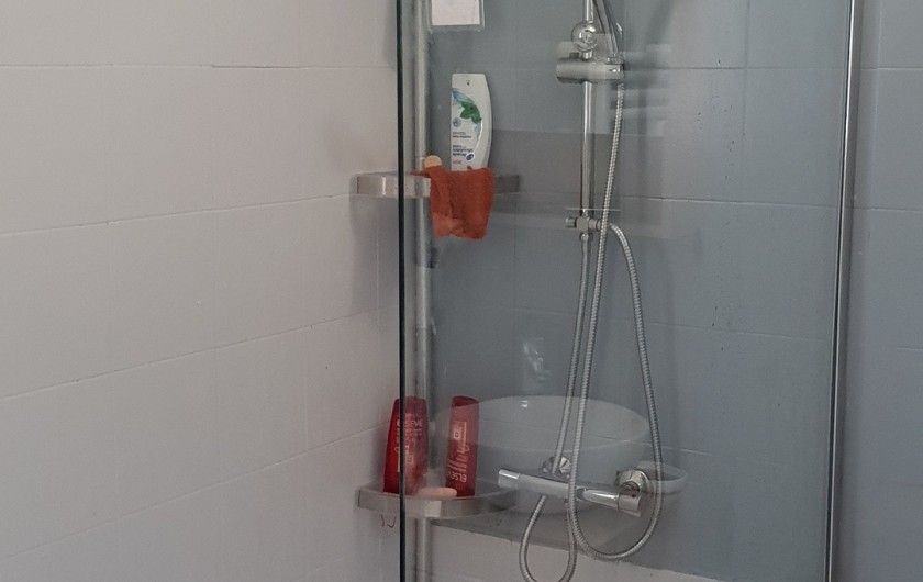 Location de vacances - Villa à Porto-Vecchio - Douche à l'italienne lavabo, sèche serviette