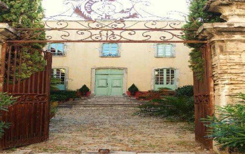 Location de vacances - Château - Manoir à Bourg-Saint-Andéol - cour d'honneur