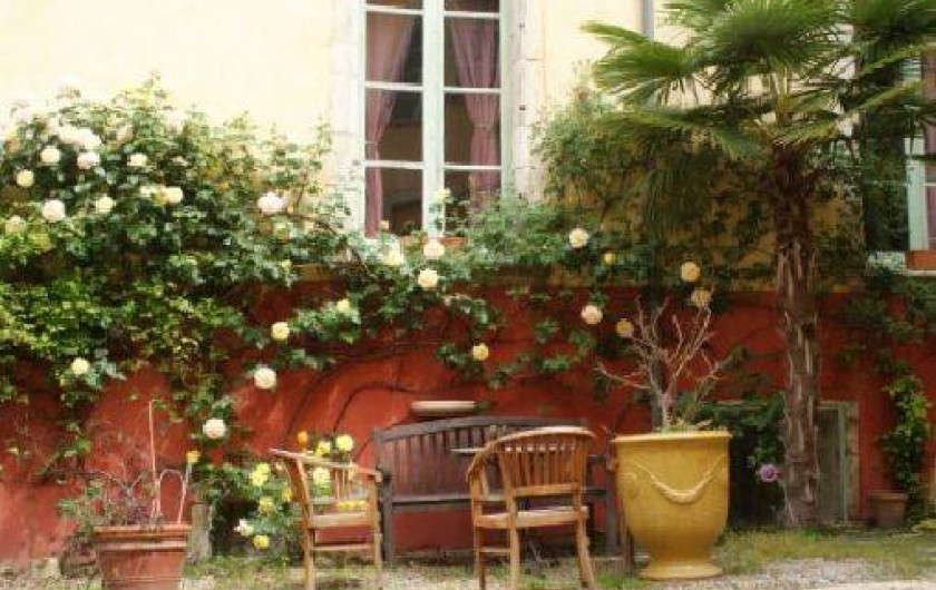 Location de vacances - Château - Manoir à Bourg-Saint-Andéol - cour interieure avec mobilier de jardin 