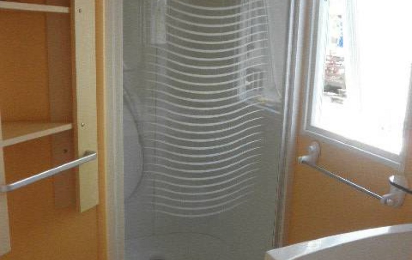 Location de vacances - Camping à Vias - Salle d'eau, avec placard sous lavabo + sèche cheveux.
