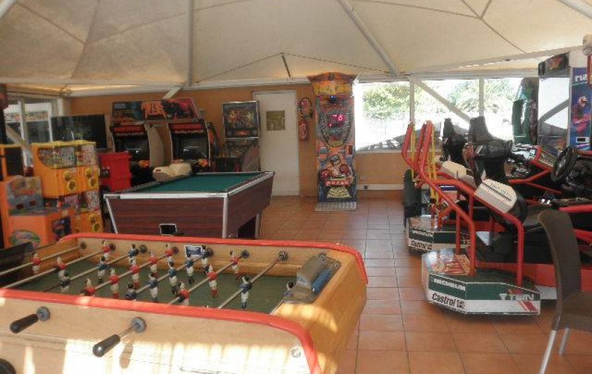Location de vacances - Camping à Vias - Salle de jeux avec simulateurs, flippeurs ,baby-foot, billard, etc.....