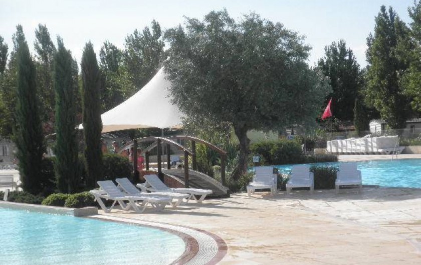 Location de vacances - Camping à Vias - Petit pont séparant les deux grandes piscines.