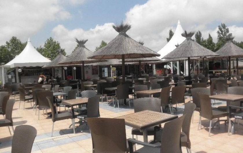 Location de vacances - Camping à Vias - Terrasse conviviale