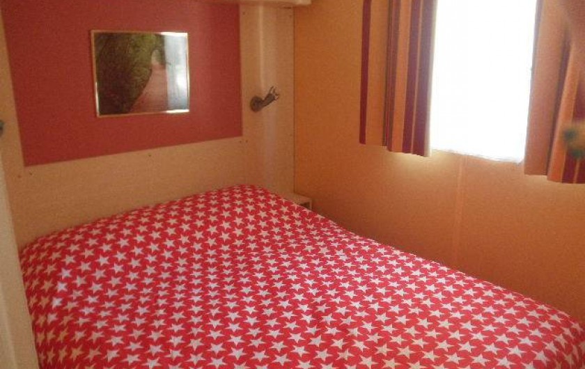 Location de vacances - Camping à Vias - Chambre, parentale, avec accès direct à la salle de bain. Avec placard.