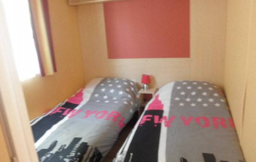 Location de vacances - Camping à Vias - Chambre, lit jumeaux, avec placard.