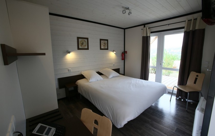 Location de vacances - Bungalow - Mobilhome à Millau - Chalet hôtelier (chambre et terrasse, max 2 personnes)