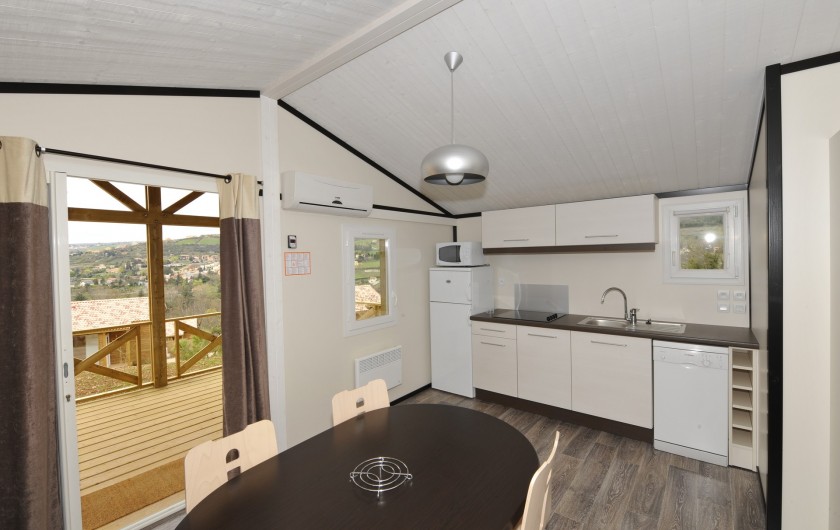 Location de vacances - Bungalow - Mobilhome à Millau - Chalet du Causse (cuisine, séjour, terrasse)