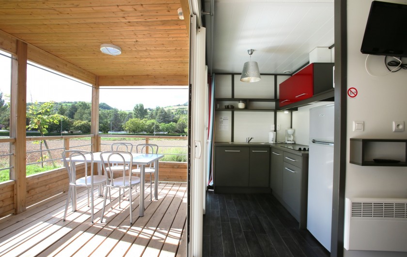 Location de vacances - Bungalow - Mobilhome à Millau - Chalet du Tarn (cuisine, séjour et terrasse)