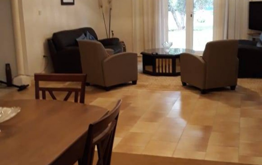 Location de vacances - Villa à Marrakech - Vue de salle à manger vers salon et vue piscine