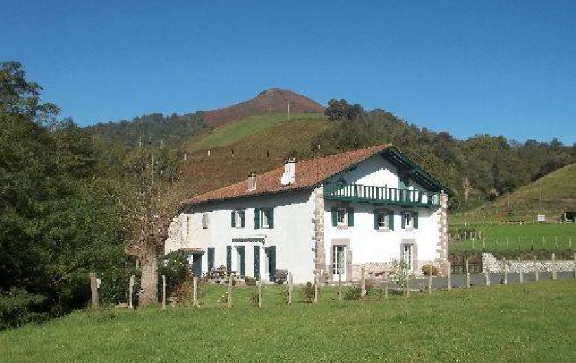 Location de vacances - Villa à Bidarray - Gîte Kuxinia sur un plateau vert
