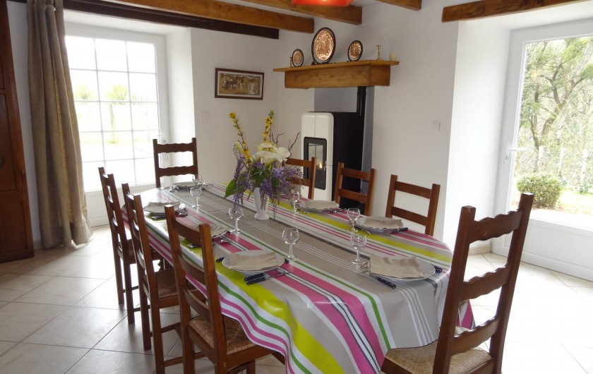 Location de vacances - Villa à Bidarray - salle à manger avec poêle à granulés de bois.