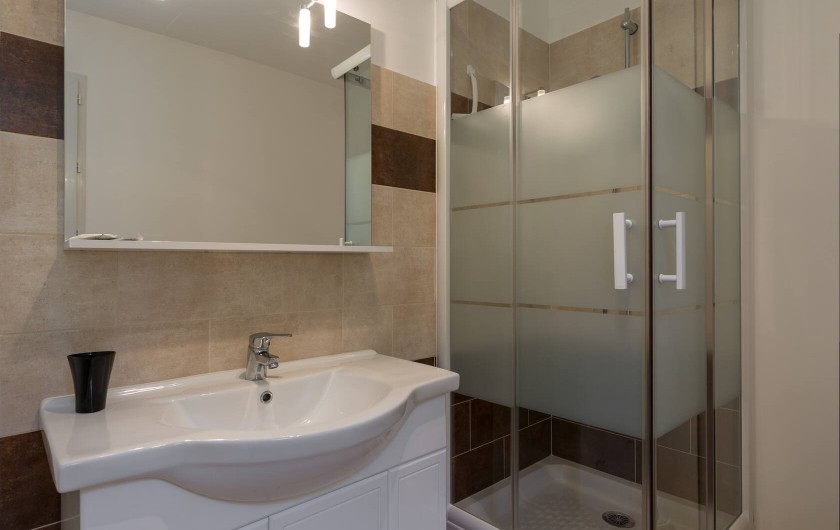 Location de vacances - Villa à Argilliers - salle de douche étage