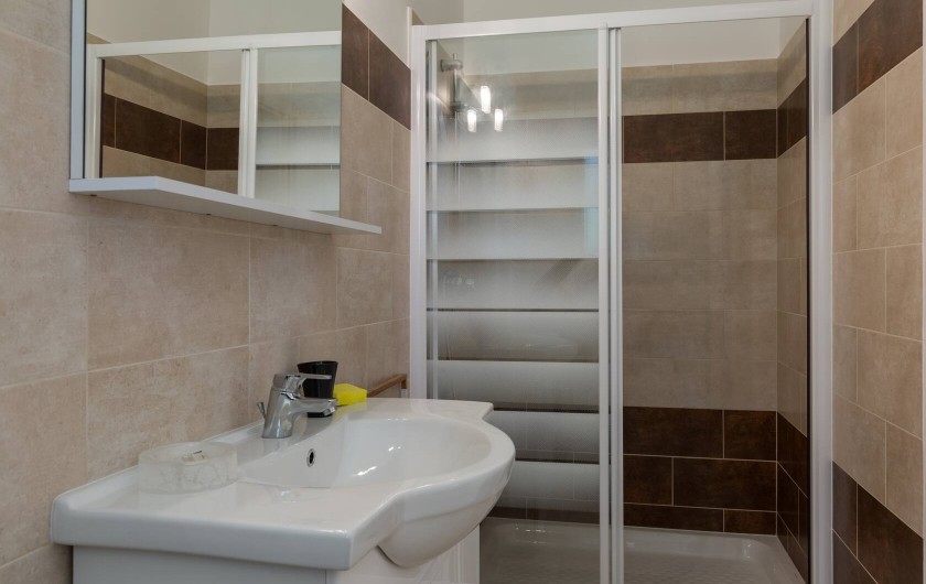 Location de vacances - Villa à Argilliers - salle de douche parentale