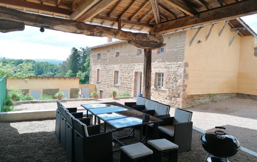 Location de vacances - Gîte à Pomeys - Vue depuis le "chapi" avec mobilier de jardin et barbecue.