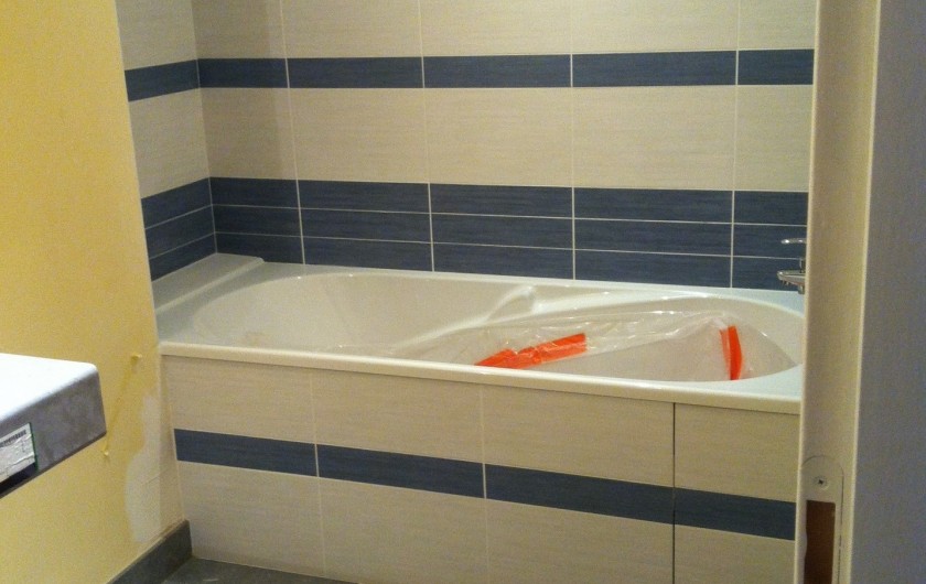 Location de vacances - Gîte à Pomeys - La baignoire de de cette chambre avec sèche serviettes.