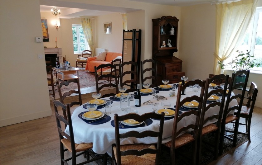 Location de vacances - Gîte à Pomeys - La salle à manger avec la table dressée 12 couverts éventuellement extensible