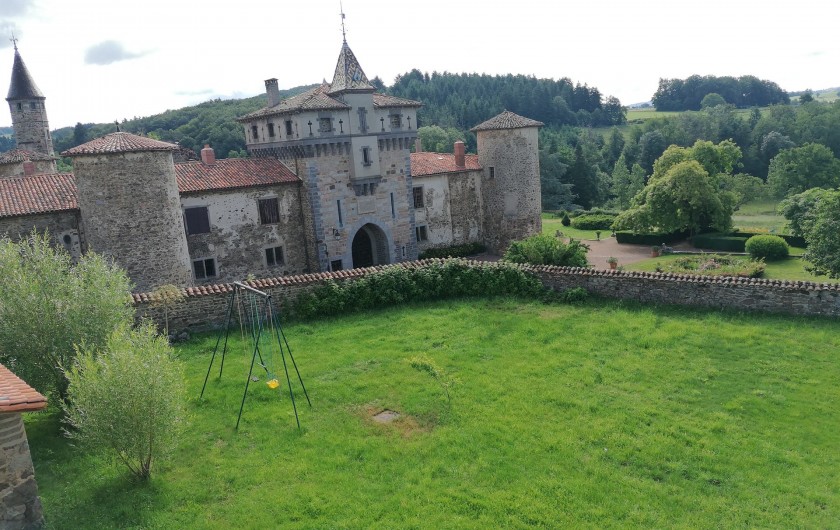 Vue sur le château du XIV° siècle ouvert à la visite l'été.