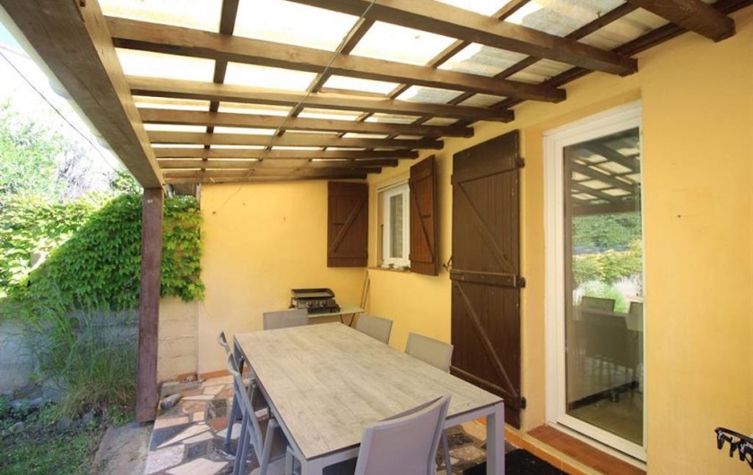 Location de vacances - Villa à Port-Vendres - Terrasse couverte avec table, chaises et plancha exposée ouest