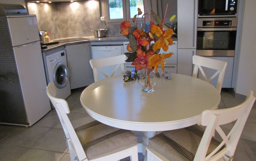 Location de vacances - Appartement à Saint-Cyr-sur-Mer - Cuisine américaine et coin à manger pour 4 personnes