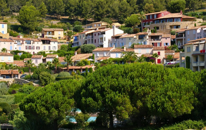 Location de vacances - Appartement à Saint-Cyr-sur-Mer - Vue du Hameau depuis le golf