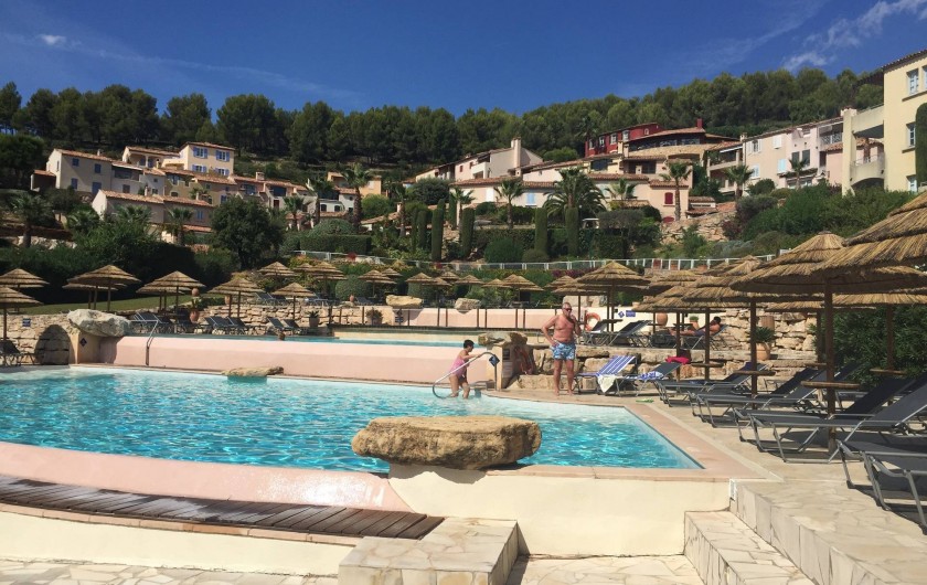 Location de vacances - Appartement à Saint-Cyr-sur-Mer - Vue du Hameau depuis les piscines