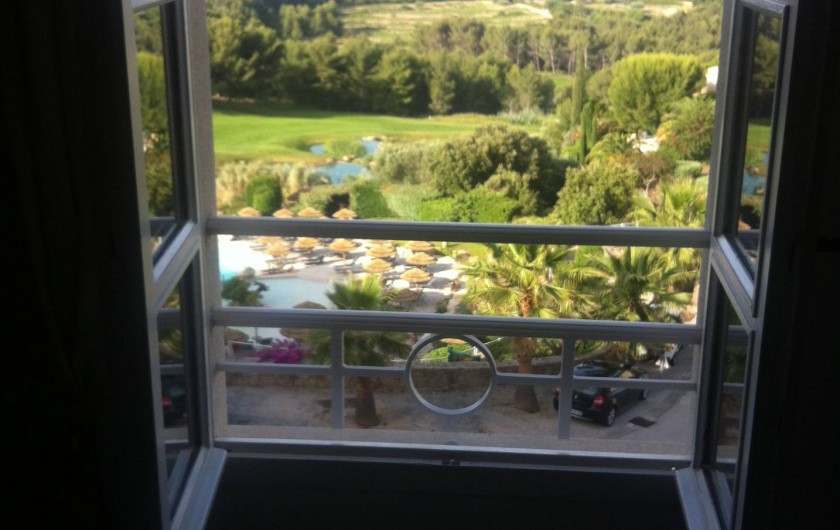 Location de vacances - Appartement à Saint-Cyr-sur-Mer - Vue depuis la chambre principale au réveil