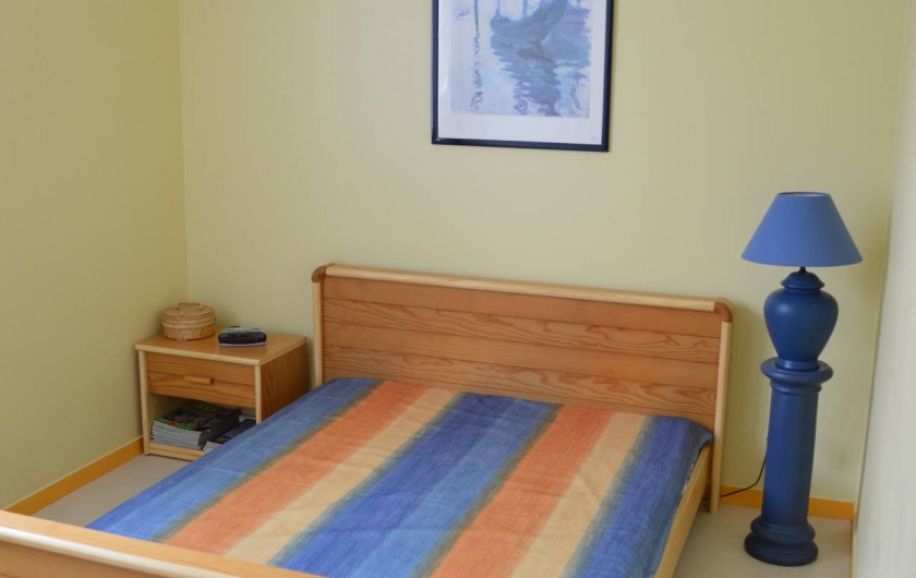 Location de vacances - Appartement à Longeville-sur-Mer - chambre1 : lit double, placard mural de rangement