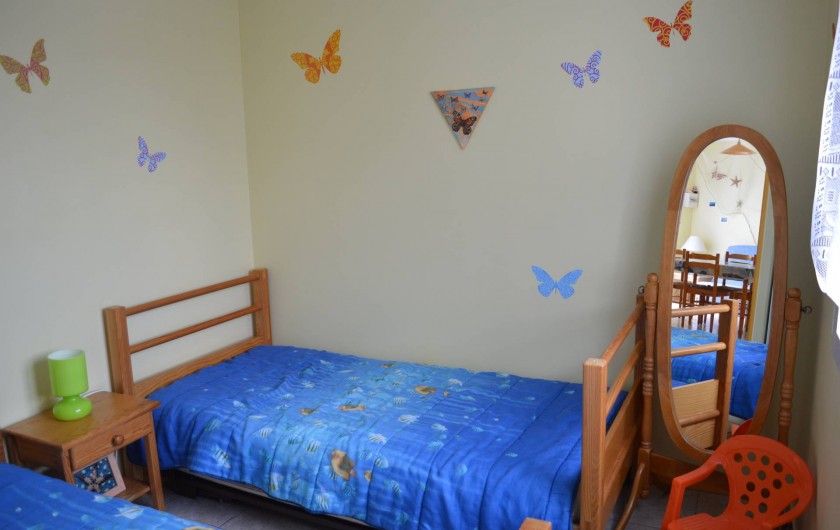 Location de vacances - Appartement à Longeville-sur-Mer - Chambre 2 : 2lits simples, placard mural de rangement